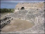 C'est le vestige le plus impressionnant de la ville. Trs bien conserv, il permet au voyageur d'apprcier la rpartition des gradins et la qualit de la construction. C'est :