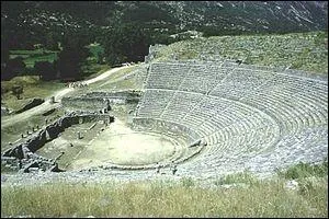 Le thtre est l'un des plus vastes de Grce, avec une capacit estime  17 000 spectateurs. Il fut construit sous le rgne de Pyrrhus sur les pentes sud de la colline. C'est :