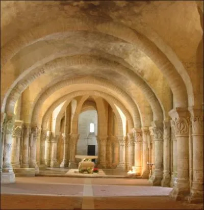 Edifi au XIe sicle sur la route de Saint-Jacques de Compostelle, ce btiment roman possde un remarquable cnotaphe de Saint-Eutrope. Dans quelle ville de Charentes peut-on visiter cette glise ?