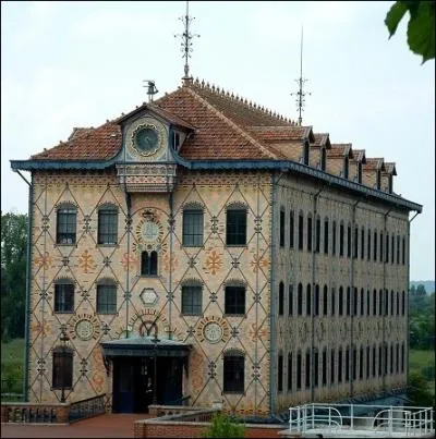 Sur les bords de la Marne, l'ancienne fabrique de chocolat de Noisiel, tmoigne de la puissance d'une grande famille de chocolatiers franais . De quelle famille s'agit-il ?