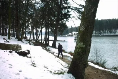 A quelle altitude se situe le lac des Settons ?