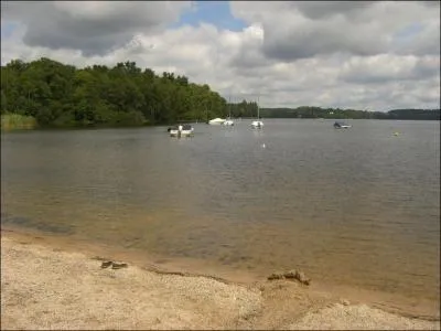 Quelle est la longueur du barrage retenant ses eaux ?