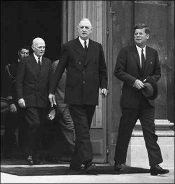 Parmi ces actes politiques menés par le Général de Gaulle, lequel est faux. (Photo : De Gaulle et le président américain John Kennedy)