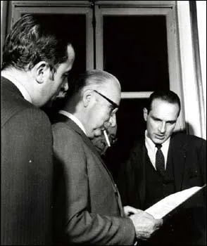 Parmi ces affirmations sur Georges Pompidou, l'une est fausse (photo Pompidou entre les jeunes Edouard Balladur et Jacques Chirac (source : la Documentation Française).)