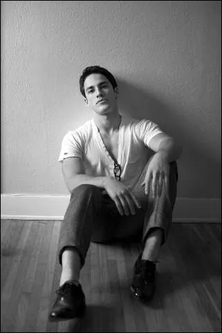 Dans quelle srie (qui passe en ce moment sur M6) joue ou jouait Michael Trevino ?