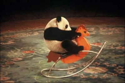 Pour se saisir du bambou, le panda possde un os du poignet, qui lui sert ...
