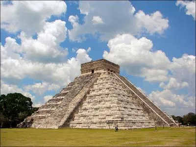 Chichén Itzá était une grande ville pré-colombienne construite par les :