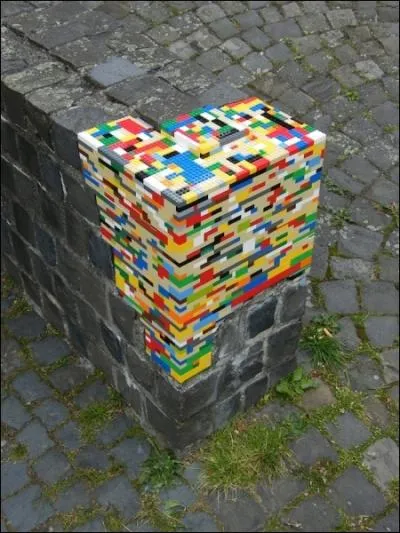 Avec quoi l'artiste a-t-il rpar ce mur ?