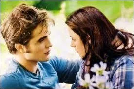 A la fin du chapitre 4 (partie 1), de quelle couleur sont les yeux de Bella ?