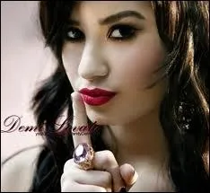 Demi Lovato est une...