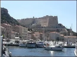 Je me rends ensuite  Bonifacio, o les habitants portent le gentil ...