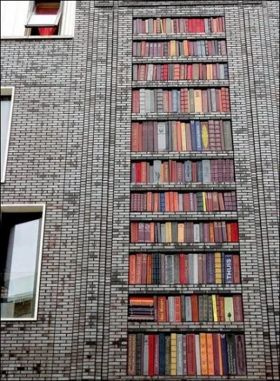 Quelle est la traduction anglaise du mot  bibliothque  (le meuble et pas l'tablissement) ?