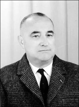 Gaulliste et ancien rsistant dans le mouvement  Dfense de la France , il mne en parallle une carrire littraire  succs sous le pseudonyme d'Antoine Dominique :