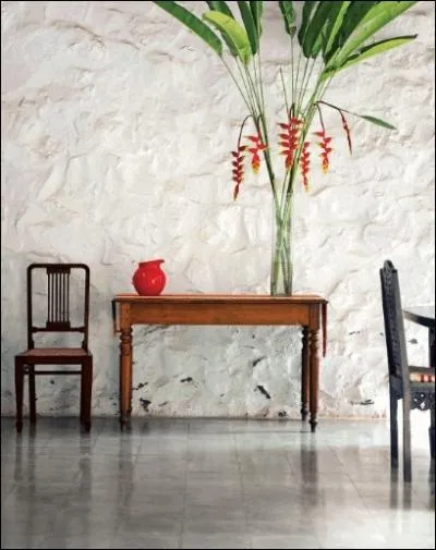 Toute la simplicit et la splendeur des fleurs exotiques, pour ce bouquet aux longues tiges et feuilles, compos de ?