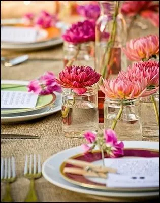 Voici une dcoration de table  peu de frais, une seule fleur, dans de petits vases qui sont en fait des bocaux  confiture. Le charme provient de la disposition et de la couleur de la fleur qui est. .