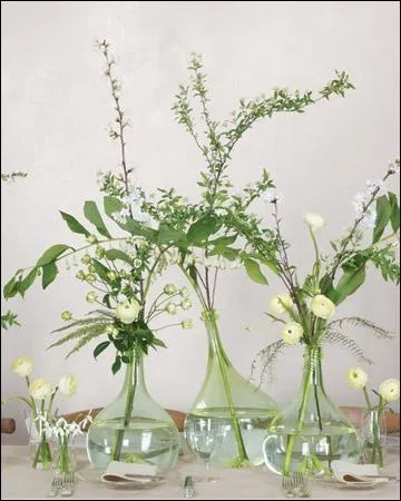 Cet ensemble si dlicat et grcieux trouve son charme dans les diffrentes longueurs des fleurs, et dans le contraste entre les fleurs trs lgres et les rondes denses qui sont ?