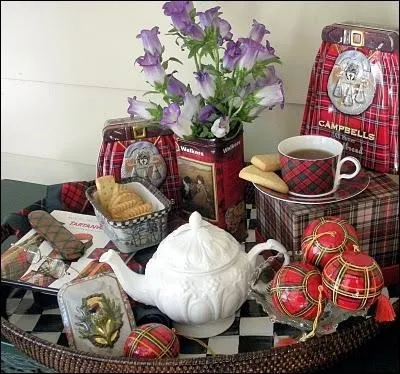 Dans ce dcor au charme anglais, ces jolies clochettes mauves sont des ?