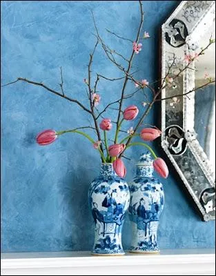 Ce trs joli bouquet doit son charme au vase blanc et bleu, mais aussi au dlicat mariage du branchage fonc mais fleuri avec de dlicates... ?