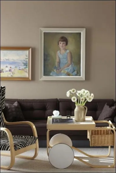 De belles fleurs rondes au coeur d'or, trs simples, sur cette table de salon, de blancs... ?