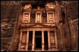 Classe au Patrimoine Mondial de l'Unesco depuis 1985, la somptueuse cit jordanienne de Ptra tire son nom du grec ancien, signifiant :