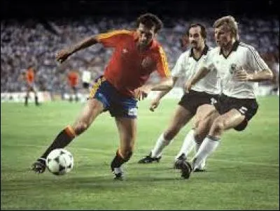 Quelle équipe, alors double championne du monde, l'emporta logiquement 2-1 contre la ''Roja'' ?