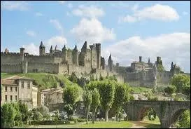 Je vous emmne visiter la ville de Carcassonne, o les habitants se nomment les ...