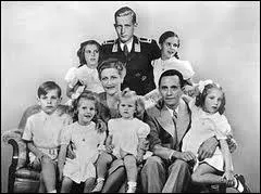 Son ministre le plus fidle dcide  son tour de se suicider dans le bunker, le lendemain, avec son pouse et ses 6 enfants. De qui s'agit-il ?