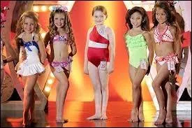 De quel film est tire l'illustration, avec en son centre la jeune Abigail Breslin en maillot de bain rouge ?