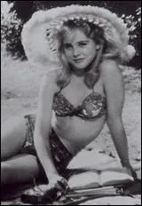 La jeune fille en maillot de bain va moustiller l'ami de sa mre. Cela se passe dans le film ?