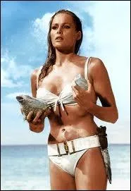 Peut-tre le bikini le plus clbre du monde que celui-ci port dans James Bond contre le Docteur No, par ?