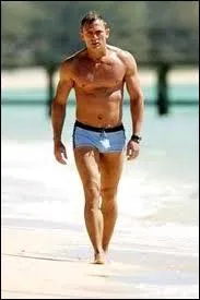 A notre poque, les hommes deviennent aussi des symboles sexuels qu'on dshabille savamment dans les films. Ici, une clbre scne avec Daniel Craig. Quel est ce film ?