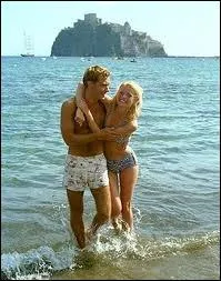 Les deux en maillots de bain sont Jude Law et Gwynneth Paltrow, et ils se promnent ainsi dans quel film ?