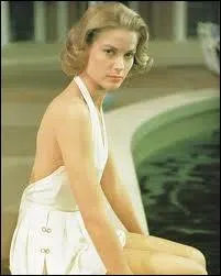 C'est un maillot bien sage et lgant que porte ici Grace Kelly, qui tait  l'poque dj fiance au Prince Rainier de Monaco. De quel film s'agit-il ?