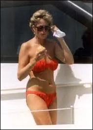 Quelle clbrit arbore ici un bikini drap orange ?