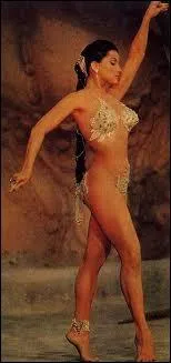 Dans ce bikini luxueux et trs lger, qui sert de costume de danse orientale, c'est l'actrice amricaine Debra Paget : elle est la star ici de deux films trs rputs de Fritz Lang qui sont ?