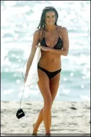 Sur la plage et sortant de l'eau dans ce bikini noir, qui est l'actrice amricaine qui joue ici le personnage de la mchante ?