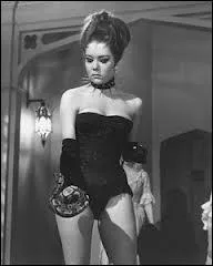 L'actrice anglaise Diana Rigg est ici dans un maillot du soir, et en fcheuse posture. Elle officie ici au Club de l'Enfer. Cela se passe dans ?