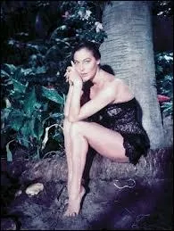 Dans une photo trs pose, la belle Ava Gardner porte maillot, pour un film dont l'intrigue voque une petite le tropicale et des naufrags. Quel est le film ?