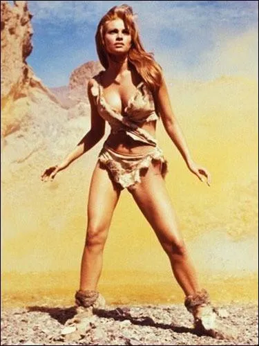 On va nommer ce maillot le Premier de l'histoire, car le film dans lequel il est port est Un million d'anne avec Jsus-Christ. Qui est l'actrice qui porte cet assemblage savamment dcoup ?