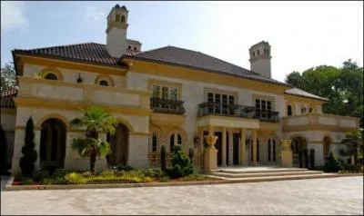 Quelles initiales sont marques sur le portail de la villa de l'acteur prfr de Tallahassee ?