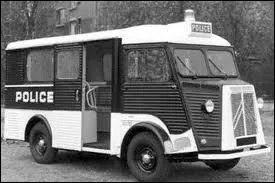 A l'entre  pie  article II, on lit l'exemple :  Des voitures pie de la police,  carrosserie blanche et noire.  