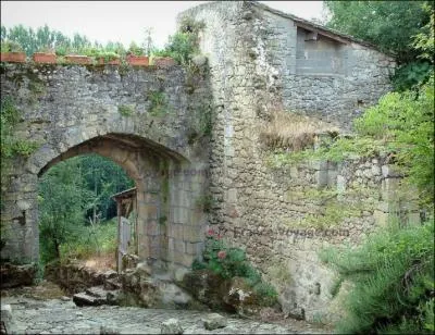 Il existe une polmique piquante sur l'identit de la plus petite commune de France, alors contournons le problme ! Quelle est la plus petite commune situe dans le plus grand dpartement de France ?