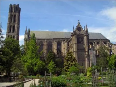 Rendez-vous devant le parvis de la cathdrale de la ville de :