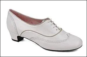 Modèle de chaussures blanches pour une mariée d'une autre époque. Imaginez le modèle en agneau glacé.