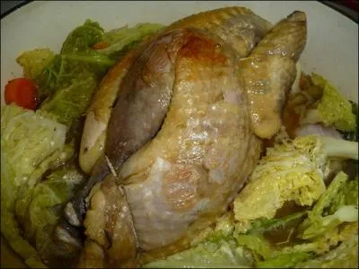 Après avoir fait joliment dorer la pintade, vous la déposerez au milieu des légumes dont le chou et, vous poursuivrez la cuisson :