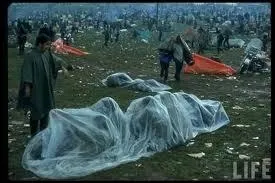 Pour rester dans la chanson et dans l'anne 69, quel grand festival eut lieu du 15 aot au 18 aot 69 et o,  force de crier No Rain, les festivaliers arrtrent la pluie ?