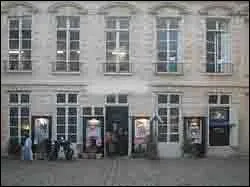 Quel clbre caf voit fonder une troupe de thtre dans un caf-thtre de Paris le 12 juin 69 ? 