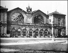 Quelle gare clbre est dtruite en 69  Paris pour permettre l'dification d'une tour lgendaire qui marquera le ciel de Paris ? 
