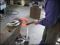 Sciences et techniques - Un marchal-ferrant pourrait rpondre  cette question :  quelle temprature le fer entre-il en fusion ?