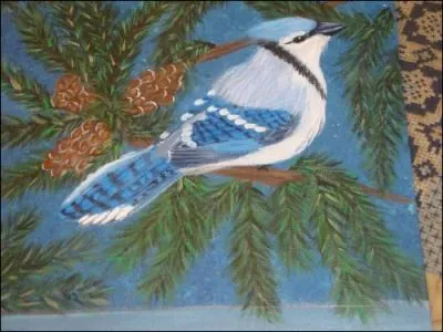 On le dit moqueur et bavard. Compltez le proverbe :  En mai fleurit le htre et cajole le ... .  .